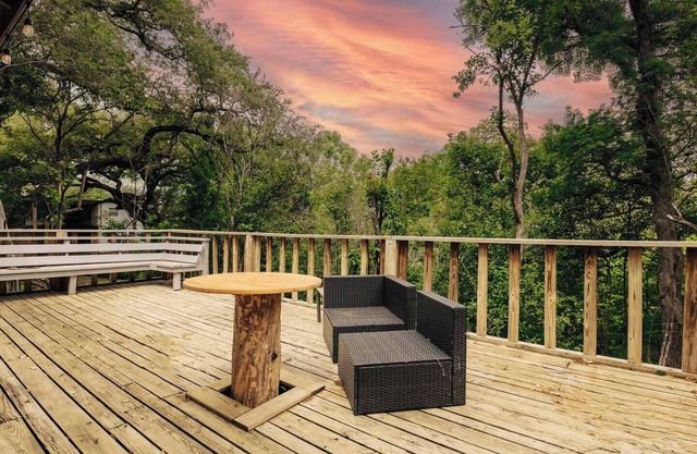 Formula 1 Ready ✨ Charming Creekside ❤️ Walk to Football & Concerts