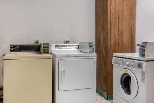 Forsythia Inn & Suites