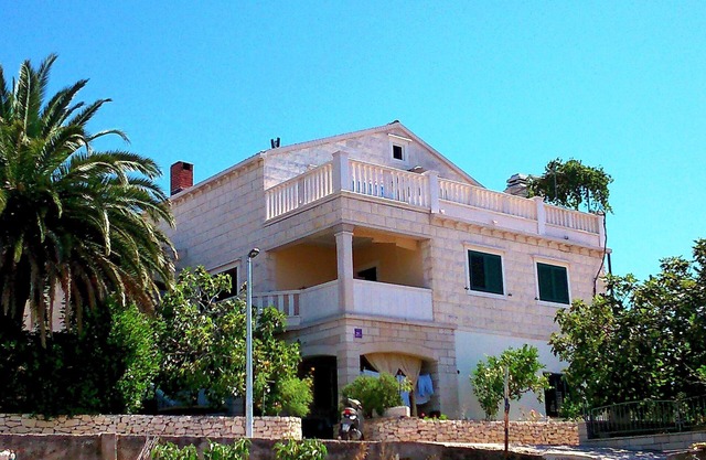 Four-bedroom apartment with terrace and sea view Sumartin, Brač (A-11387-a)