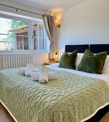 Four Counties Cottage in Collyweston by Amber Stays, Perfect for Getaways with Free Parking!