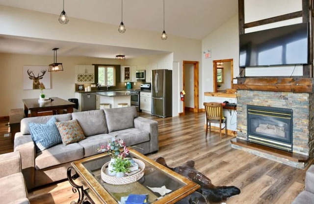 Four-Season Luxury 8 BR Chalet w/Hot Tub & BBQ at The Blue Mountains