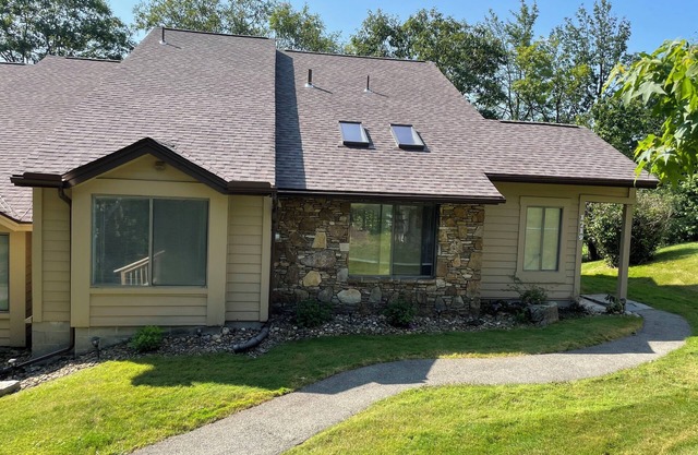 Four Seasons Hidden Valley End-Unit Townhome 4Br3BaWiFi on 17th Fairway!