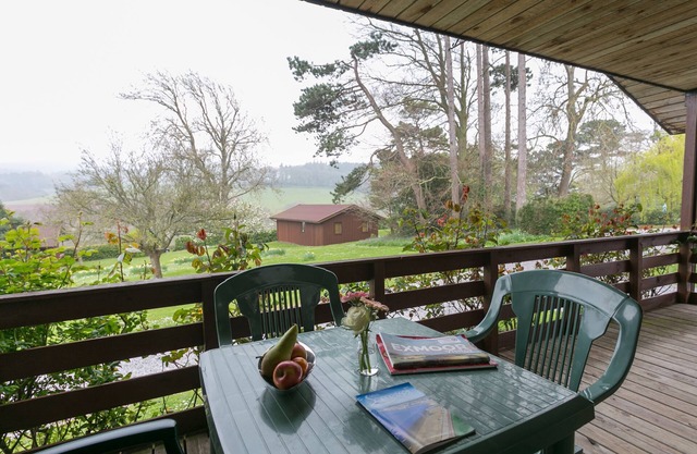 Four star Lodge with two bedrooms, fabulous views yet close to pubs and beach