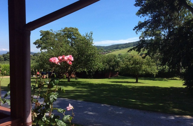 Four star Lodge with two bedrooms and bathrooms, fabulous views yet close to pubs and beach