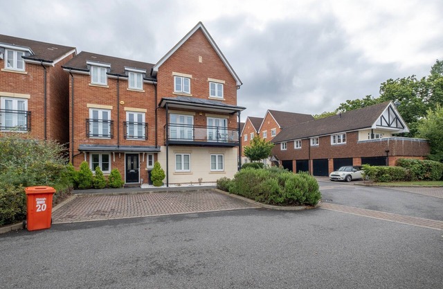 Foxherne 6 Bed and 3 Bath Serviced House 20 with Parking - Slough