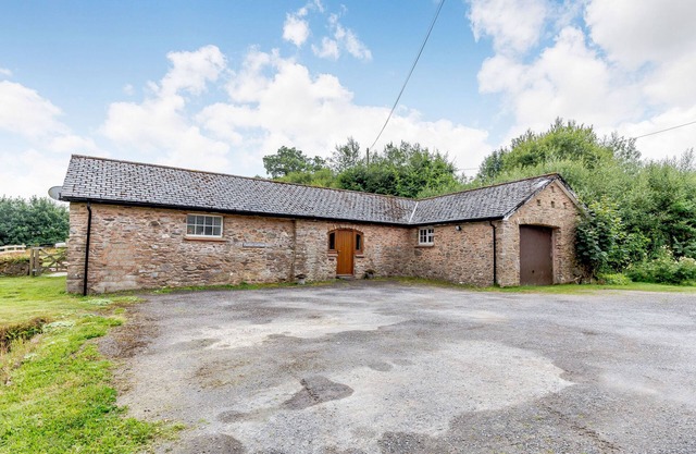 FOXLAIR COTTAGE, pet friendly, with a garden in Withypool