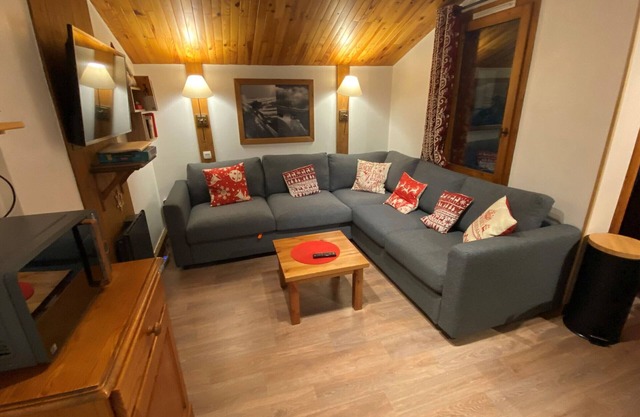 Renovated duplex near slopes and shops, south balcony, 6 ppl, ski locker