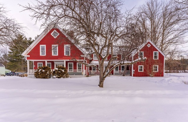 Franconia Fab: 2BR 1BA Ski Retreat nr Cannon Mtn-Kid & Fido Friendly!