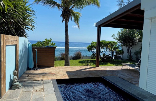 Frangipani Villa + pool on the beach and lagoon in Saint-Gilles-les-Bains