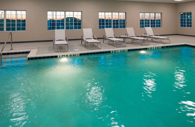 Free Breakfast. Pool. Gym. Great Location! Near Maxey Park Zoo