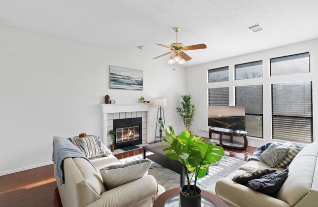 Free Late Check-Out - Comfy King Bed & Big Yard - Near Round Rock Donuts