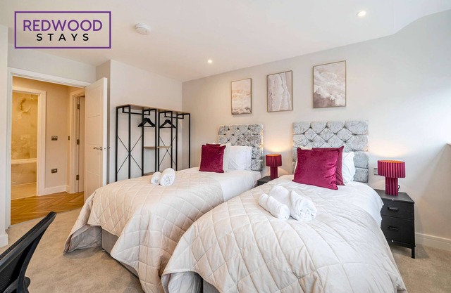 FREE Parking, Hi-Speed WiFi,55 Inch 4K TV LongStay