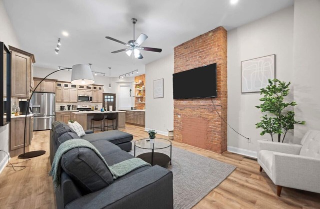 Free Parking+Netflix+BBQ+Games Near Bakery Square