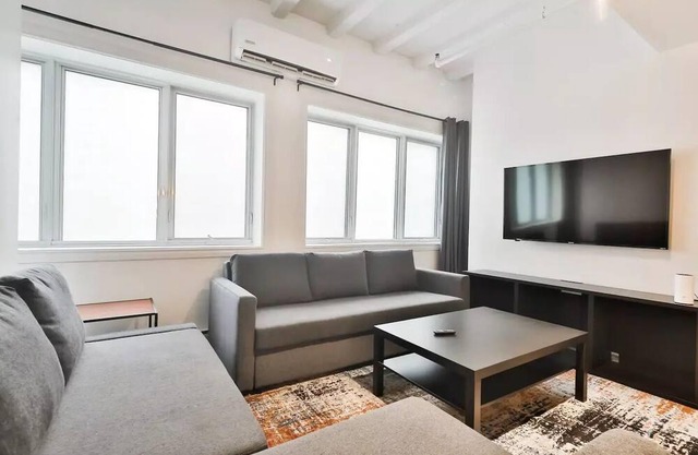 FREE PARKING ✸ UNIQUE ❤️ City ✸ Pool Table - Superhost on Airbnb