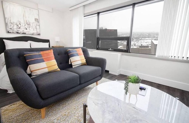 Free Parking & Wi-Fi! Downtown Studio Suite