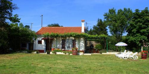 Freistehendes Haus Violeta Mit Weitläufigen Garten