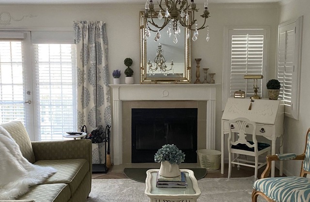 French Country Villa, 1st floor, king bed, near Casinos, Golf,Spa, Mystic