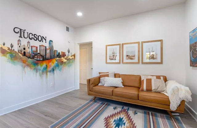 Fresh bungalow just steps from University of Arizona! Sleeps six! Bring the fam!