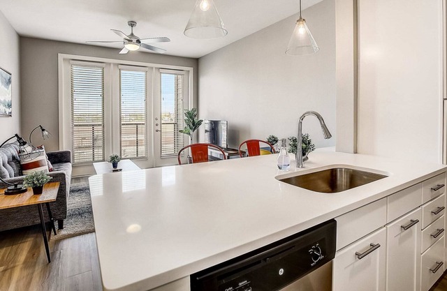 Frontdesk | 1 BR Apt near Texas Capitol