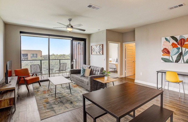 Frontdesk | 1 BR Apt near the University of Texas