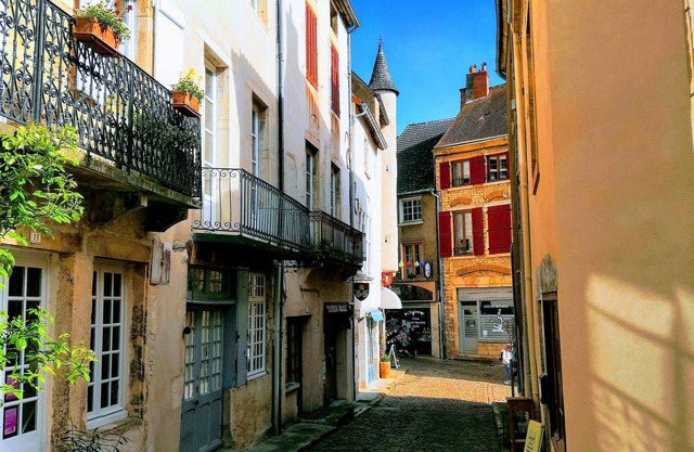 Fully renovated townhouse in St Gengoux's Old Quarter