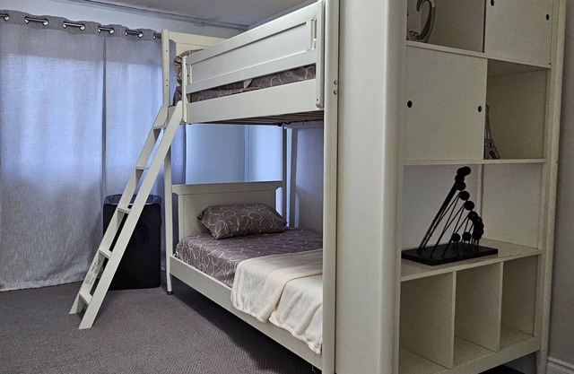 FULL HOUSE! Free Parking! 5 min from GO, Malls, Attractions, Restaurants