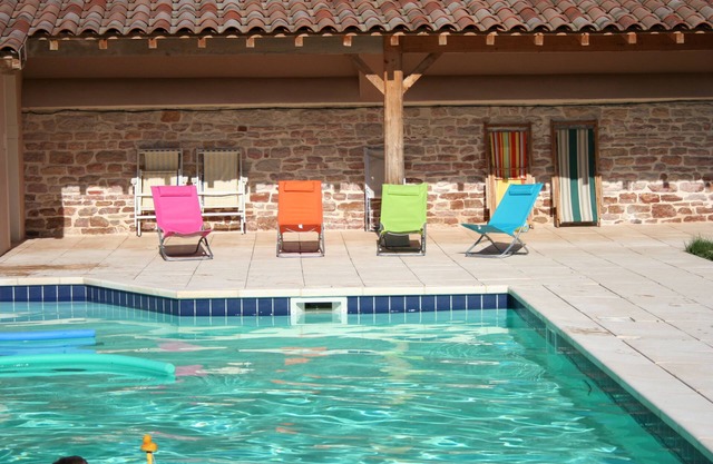 Fully equipped gîte, ideal for a family, with swimming pool