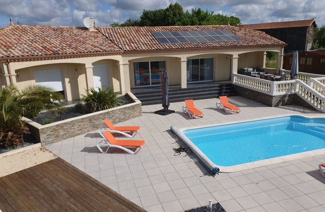 FULLY EQUIPPED LUXURY VILLA WITH SWIMMING POOL FOR 15 PEOPLE