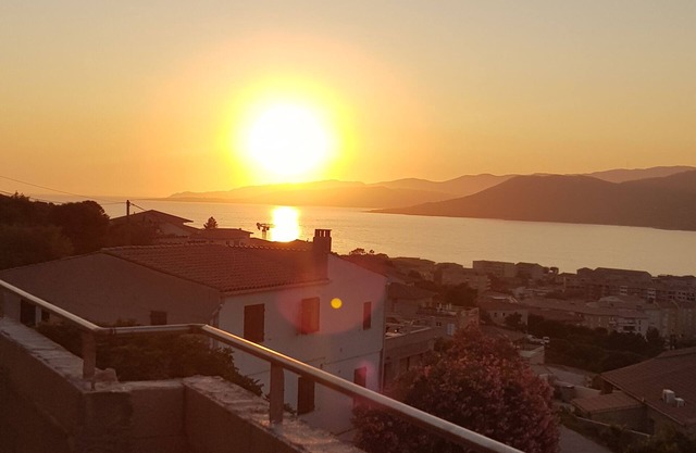 Fully equipped villa with large terrace overlooking the Gulf of Valinco