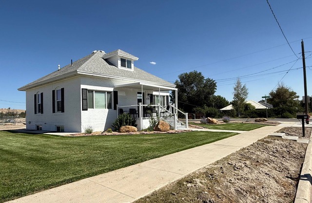 Fully Remodeled Downtown Gem Modern Comfort 3 Bedroom Sleeps 8 Plenty of Parking