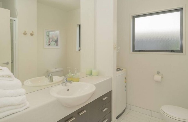 Fully self contained modern 1 bedroom downstairs apartment with Internet access.