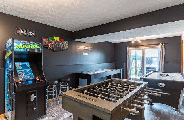 Fun 3 Bedroom Home with Gameroom near Ark!
