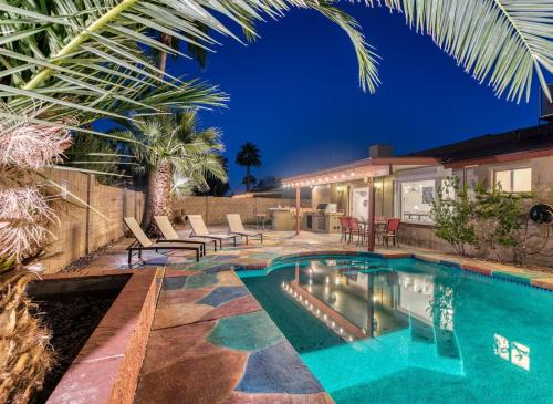 Fun Desert Getaway With Private Free Heated Pool!