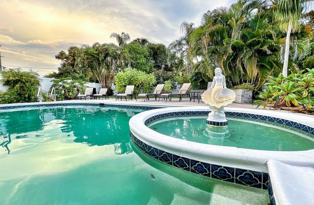 Fun Getaway in the Sun Private Saltwater Pool Yard
