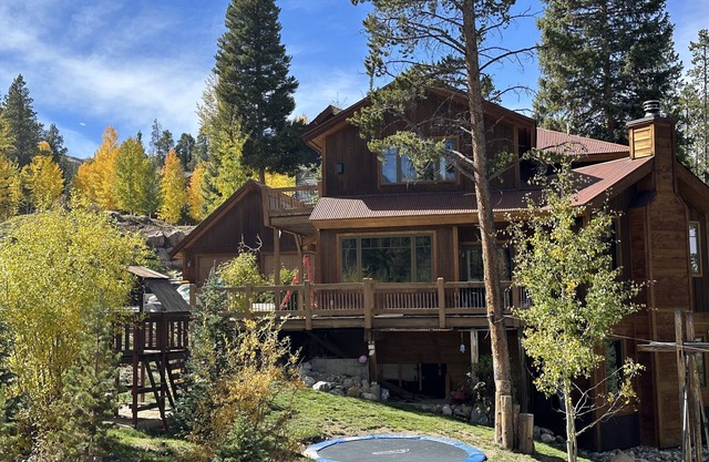 Fun home,walk ski shuttle to mnt,hot-tub,sledding,mtn views,kid&pet👍 town 5 mins