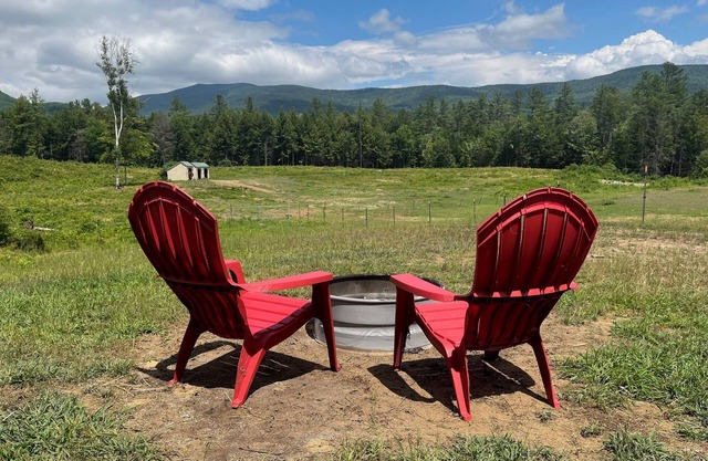 Fun Mountain Getaway with views and WIFI. Close to Mountains, Rivers and Lakes!