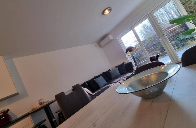 Funktastic Townhomes w/2BA, Green Patio & 70' TV