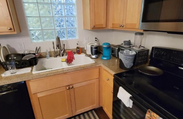 Furnished 2BR Condo in San Jose + Parking Northside, San Jose