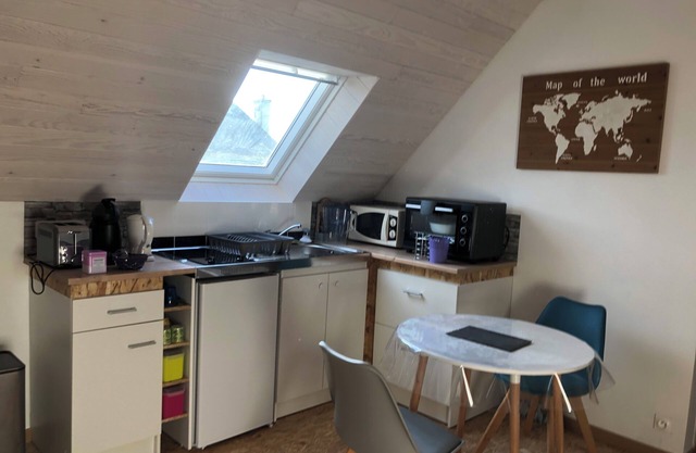 Furnished studio in an atypical house with character.