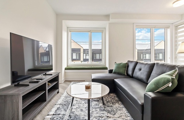 Furnished townhome 3 Bdrs, close to amenities & attractions, centrally located