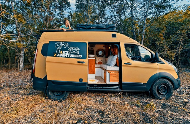 FURNISHED VAN: indoor shower, 360° terrace, TT tires, camping equipment