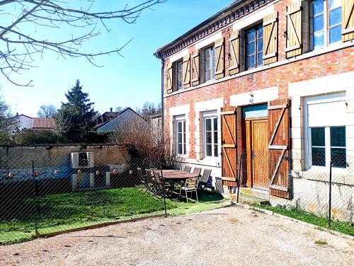 Gîte au calme de la campagne, jardin, billard, parking