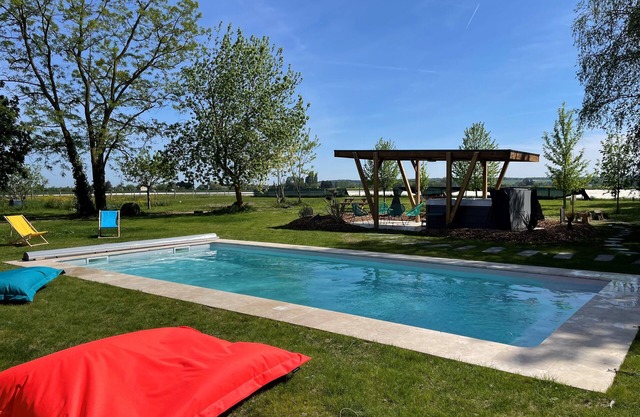 Gîte Au gré de la Loire : swimming pool and spa