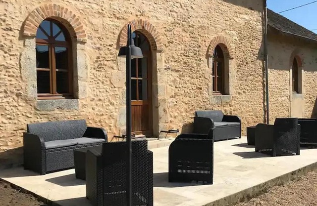 Gîte charmant près du circuit du Mans, 12 pers., 5 ch., rénové avec 3 sdb, nature et attractions proches - FR-1-410-342