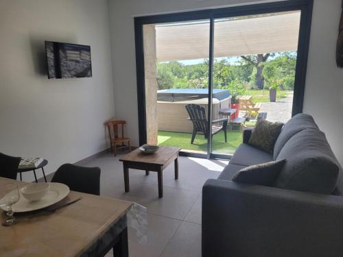 Gîte de Charme avec Spa et Confitures Maison à Couzon - FR-1-489-476