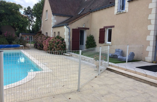 Gîte for 15 people in Touraine. Numerous activities: swimming pool, beach volleyball, etc.