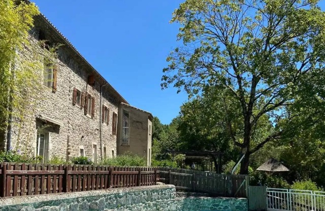 Gîte l'Ardèche en Bord de Rivière avec Cascade - Domaine au Ch'ti Ardéchois