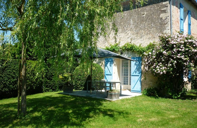 Gîte Le Logis de Faugerit In the Marais Poitevin, quiet, flowery, green site