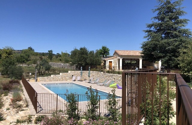 Gîtes 6 Personnes Climatisés Dans un mas de Charme et de Caractère Avec Piscine