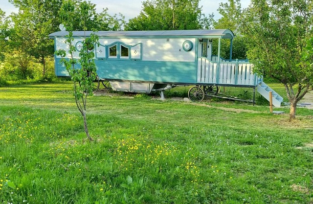 Gîtes Les Perouilles - La Roulotte Climatisée avec Jacuzzi de Josépha